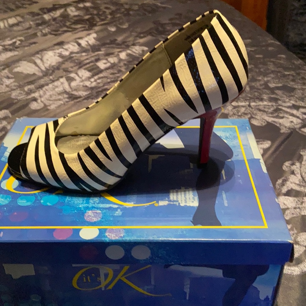 The brand is ok and the color is zebra and red